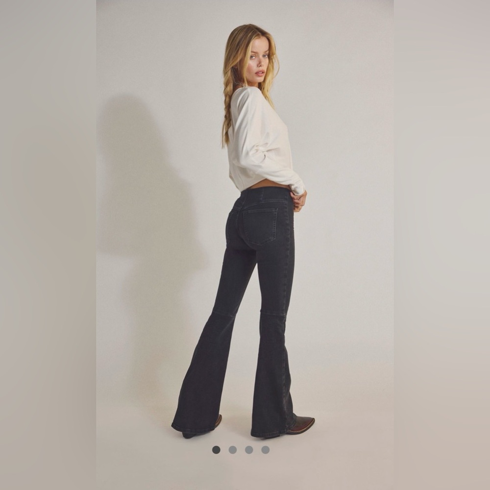 Free People "We The Free", "Penny" pull-on flare Black Jeans Size 26